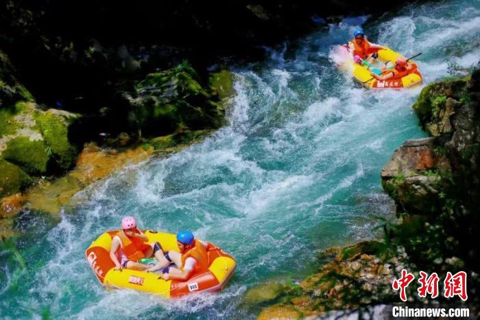 游客体验漂流蹦极 贵州景区“新户外”受青睐 第2张 游客体验漂流蹦极 贵州景区“新户外”受青睐 第2张
