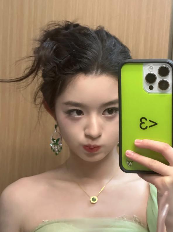 05后女演员戴230万耳环引热议，其父是公务员？女方公司发声明  第2张